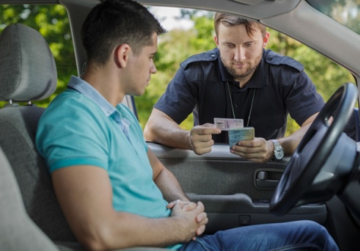 Illustration article : Perte du permis de conduire du salarié itinérant : licenciement automatique ?