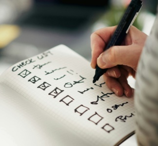 Illustration article : « CSE, contrats, paie : nous devenons votre service RH sur-mesure au quotidien. »