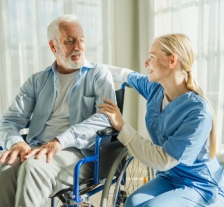 Illustration article : EHPAD et accompagnement à domicile : quels prix pour les prestations en 2025 ?