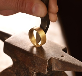 Illustration article : Poinçon de responsabilité des objets en métaux précieux : pas n’importe où, pas n’importe comment !