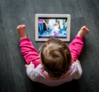 Illustration article : Garde d’enfants : privés d’écrans ?