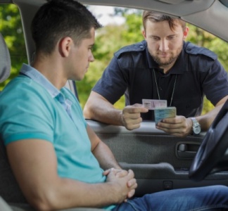 Illustration article : Perte du permis de conduire du salarié itinérant : licenciement automatique ?