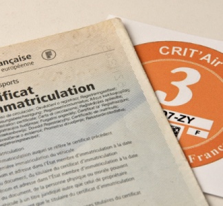 Illustration article : Vignettes Crit’Air : entre règles spéciales et arnaques, faisons le point !