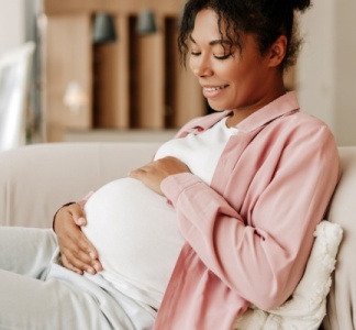 Illustration article : Salariée enceinte : quelle indemnisation en cas de licenciement nul ?