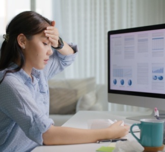 Illustration article : C’est l’histoire d’un employeur qui surprend un salarié malade en train de travailler pour une autre entreprise…