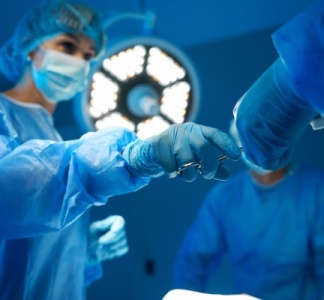 Illustration article : Infirmiers : une dérogation pour intervenir en bloc opératoire