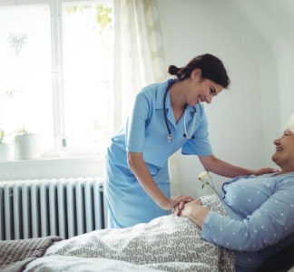 Illustration article : Services de soins infirmiers à domicile (SSIAD) : les montants forfaitaires 2024 disponibles