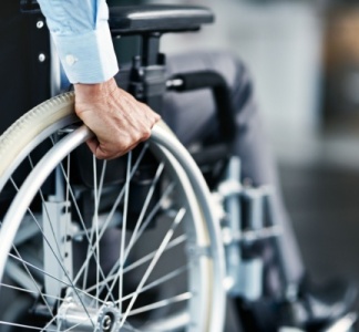 Illustration article : Fauteuils roulants et prothèses capillaires : une prise en charge renforcée !