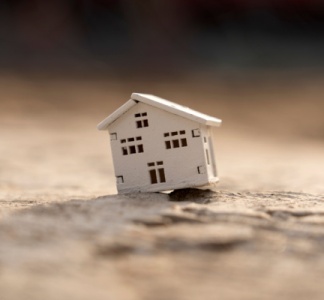 Illustration article : Frais de relogement d’urgence et catastrophe naturelle : changement de calendrier