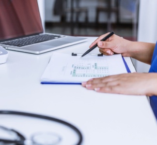 Illustration article : Infirmiers en santé au travail : compétents pour les visites de reprise, de préreprise et de mi-carrière ?