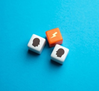 Illustration article : C’est l’histoire d’un employeur et d’un salarié qui envisage d’exercer son droit de retrait… à son retour de congés…