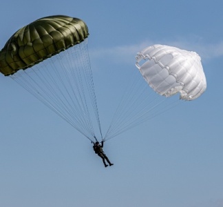 Illustration article : TVA à taux réduit  : et pour les professionnels de parachutisme ?