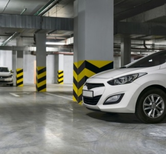 Illustration article : C’est l’histoire d’un couple qui loue un logement (et un parking ?) trop cher…