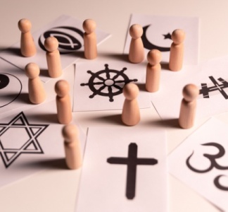 Illustration article : Faits religieux dans l’entreprise : des guides pratiques disponibles !