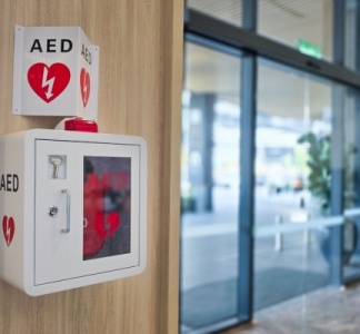 Illustration article : Installation d’un défibrillateur : de plus en plus d’ERP concernés