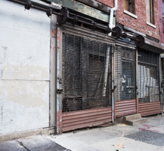 Illustration article : Commerces abandonnés : un danger pour le public ?